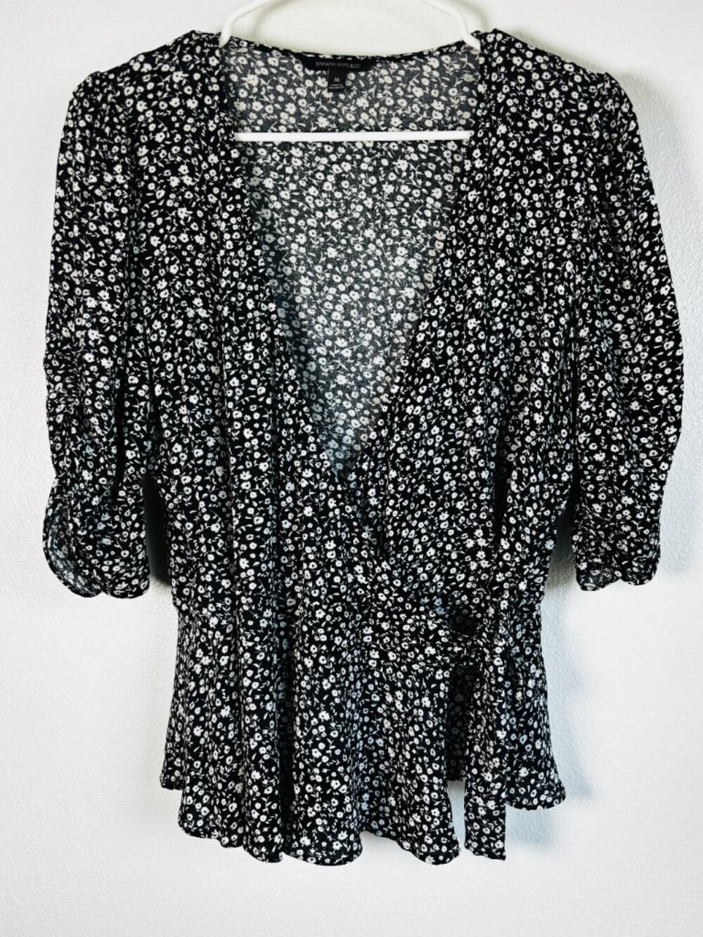 Banana Republic Black & White Blouse Size M - Made in Indonesia - Picture 2 of 4